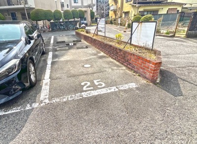 【駐車場】 | 宇治大久保コープ | ●駐車場25番（小型車）空き有《2026/2/23現在》※空き状況は確認時点の状況であり、空き状況を保証するものではございません。管理規約等の規定により順番制や抽選になる場合がございます。