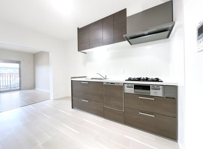 【キッチン】 | 宇治大久保コープ | システムキッチンは新調しており収納もたっぷり！ガスコンロは3口コンロとグリルで、お料理するのも同時にこなせます。