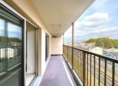 【バルコニー】 | 宇治大久保コープ | バルコニーはワイドで洗濯物を干すのもストレスを感じませんね。