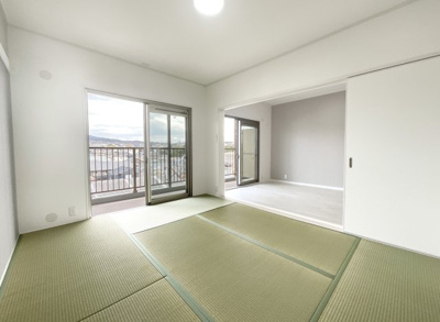 【和室】 | 宇治大久保コープ | 《和室6帖》LDK続きの和室が2部屋あります。こちらのお部屋もバルコニーに出られます。