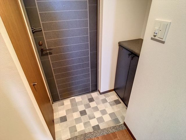 STUDIO　APARTMENT　KICHIの玄関|シューズボックス完備されており、お洒落な色合いの玄関です。
