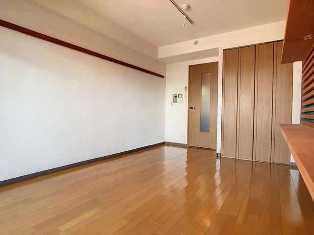STUDIO　APARTMENT　KICHIの洋室|【単身様へ】広々洋室８帖、お洒落な室内空間、
エアコン完備されております。