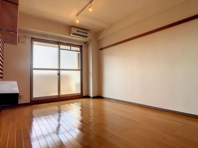 STUDIO　APARTMENT　KICHIの洋室|【単身様へ】広々洋室８帖、お洒落な室内空間、
エアコン完備されております。