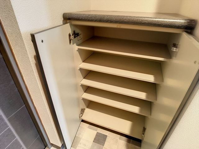 STUDIO　APARTMENT　KICHIの収納|シューズボックス完備されており、お洒落な色合いの玄関です。
