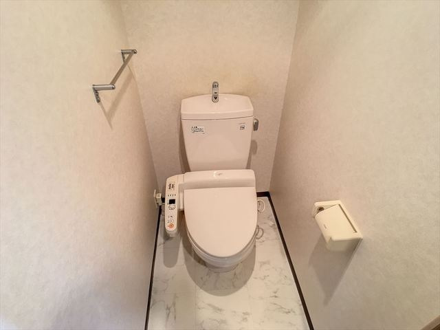 STUDIO　APARTMENT　KICHIのトイレ|【単身様へ】トイレ（温水洗浄便座・手洗いカウンター付き）、
とても綺麗で清潔感があります♪