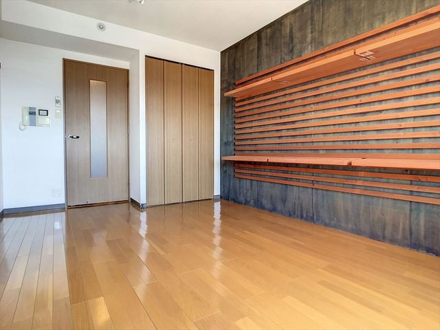 STUDIO　APARTMENT　KICHIの洋室|【単身様へ】広々洋室８帖、お洒落な室内空間、
エアコン完備されております。