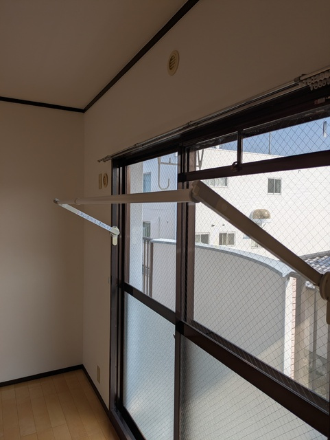 ファミール京栄の設備|【角部屋】収納式室内洗濯干し、ＴＶモニター付きインターホン防犯にも安心です♪