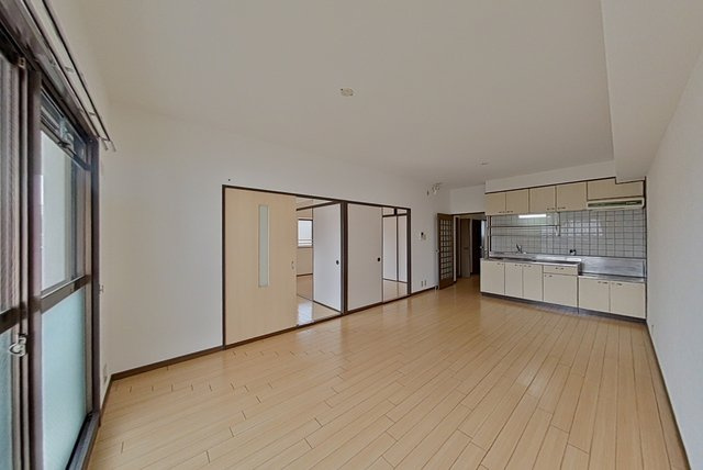 ファミール京栄の居間・リビング|【オールフローリング】綺麗な室内、ＬＤＫ１３帖、やわらかな採光が快適な暮らしを彩ります♪