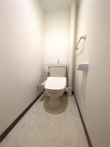 ファミール京栄のトイレ|【角部屋】トイレ（温水洗浄便座・手洗い付き）、とても綺麗で清潔感があります♪