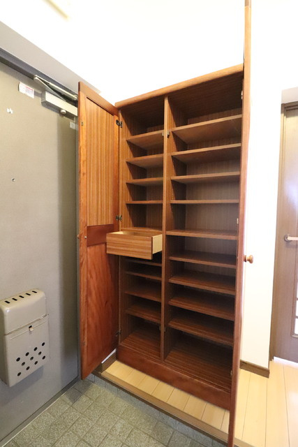 ファミール京栄の収納|【角部屋】広々玄関♪シューズボックス、収納が豊富です。