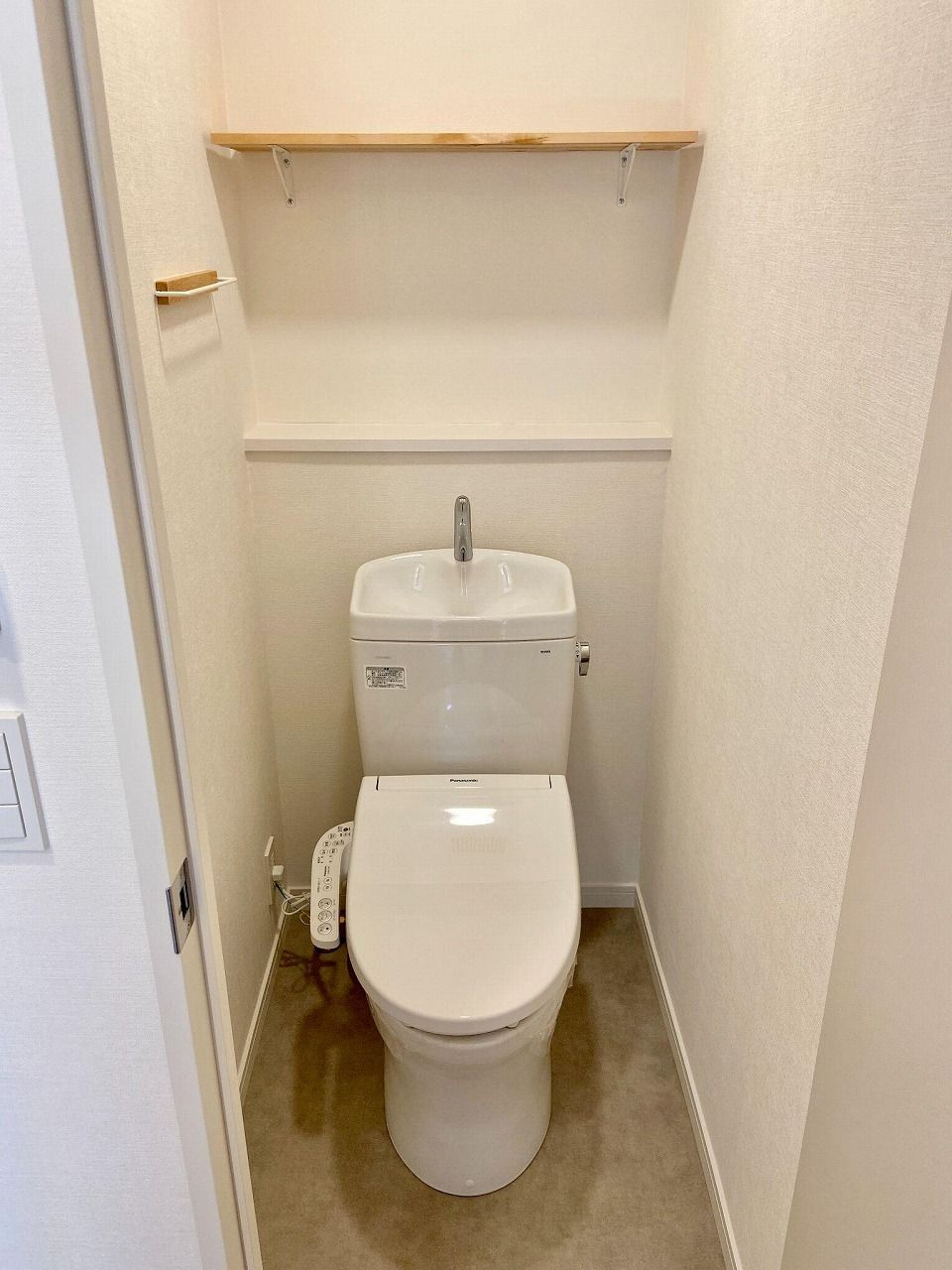 ヴィバーチェ大橋南のトイレ|【フルリノベーション】トイレ（温水洗浄便座・手洗い付き）、とても綺麗で清潔感があります♪