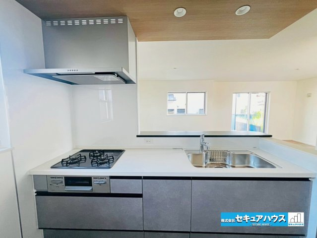 【本日ご案内可能】日進市米野木町　全1棟のキッチン|【キッチン】
◆同時にたくさんの料理が調理できる3口コンロ。「焼く・蒸す・煮る」の工程を同時進行で進めることができるので、料理を素早く作ることができます。育児でバタバタ忙しいママに嬉しい♪　　　　　　