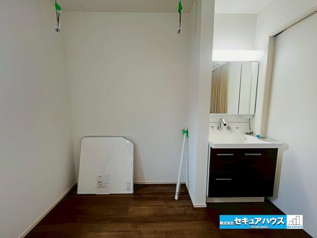 【本日ご案内可能】日進市米野木町　全1棟の独立洗面台|【洗面台】
◆鏡の裏にはたっぷりと収納スペースを標準装備！
◆電源を付属しているのでドライヤーなど利用できます。
◆ホスクリーン付きのランドリースペースとなっており、室内干しも可能です♪　　　　　　　