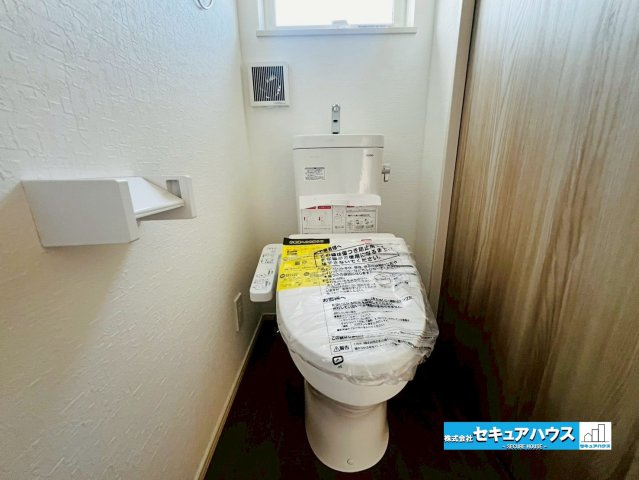 【本日ご案内可能】日進市米野木町　全1棟のトイレ|【高機能トイレ】
◆高機能トイレの多くは便器のフタの開閉が自動であり、使用後に手動で水を流す面倒もなく非常に便利です。スタイリッシュな見た目で、お掃除しやすく、節水効果が高いです。　　　　　　　　　　