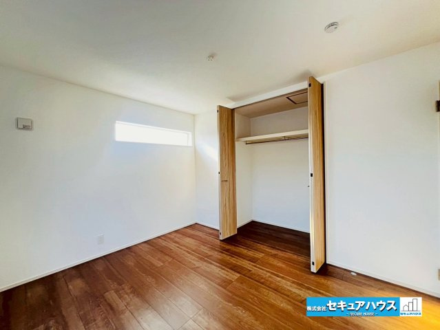 【本日ご案内可能】日進市米野木町　全1棟の洋室|【洋室7帖】
◆広々とした居住空間は日々の暮らしを彩り、心のやすらぎと満足感を与えてくれます。通風と採光を考慮した設計は子供たちはのびのび育ち、家族でくつろぎと団らんを生み出します。　　　　　　　　　
