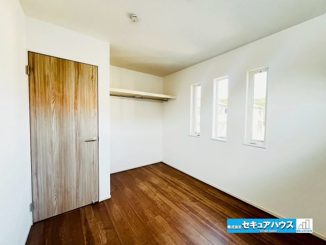 【本日ご案内可能】日進市米野木町　全1棟の洋室|【洋室4.8帖】
◆家族一人ひとりの大切なプライベート空間。趣味に合わせて使って頂けるようシンプルに仕上げてあります。暮らし心地を大きく左右する収納を、適材適所に配置し使い勝手を考慮しました。　　　　