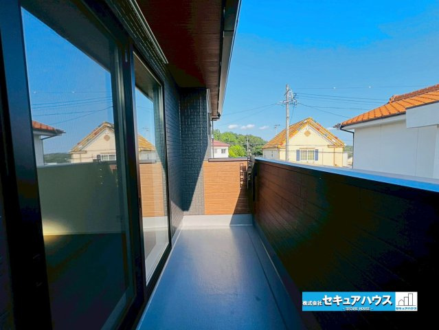 【本日ご案内可能】日進市米野木町　全1棟のバルコニー|【バルコニー】
◆見晴らしもよく、太陽の温かな温もりをめいっぱい受け止めてくれます。
太陽の光と爽やかな風を受けたお洗濯物はあっという間に乾き、取りこむ時には太陽の匂いを感じられそうですね。　　　　　