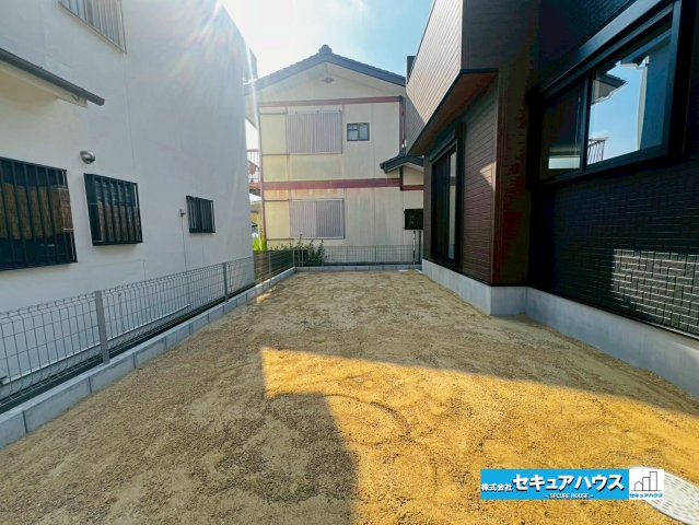 【本日ご案内可能】日進市米野木町　全1棟の庭|【庭】
◆駐車並列3台×広々お庭付きのお家です♪南向きのお庭のため陽当たり良好でお子様やペットの遊び場になります。リビングからお庭に出られる設計です♪　　　　　　　　　　　　　　　　　　　　　　　　　