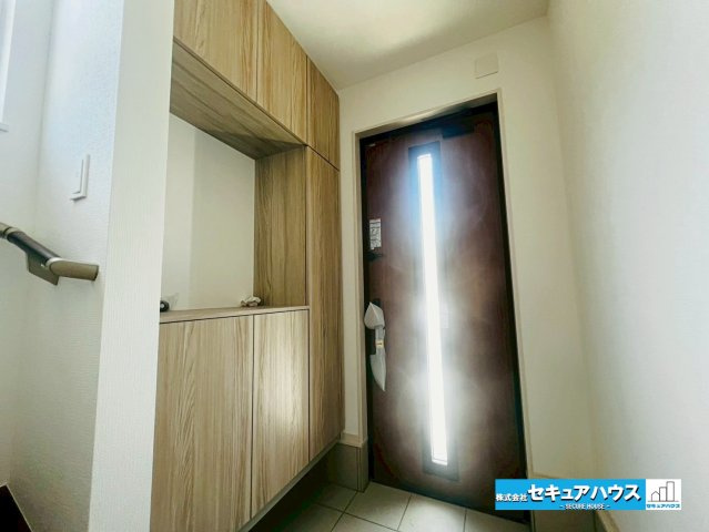 【本日ご案内可能】日進市米野木町　全1棟の玄関|【玄関】
◆光が差し込み明るいです。
◆玄関には、収納力のあるシューズボックスがございます。玄関まわりがすっきり片付きます。
◆ダブルロックキーで防犯面も安心です♪　　　　　　　　　　　　　　　　　　