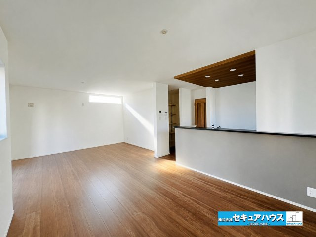 【本日ご案内可能】日進市米野木町　全1棟の居間・リビング|【LDK21.5帖】
◆家族揃ってリビングで過ごすお休みの日が、楽しみになる場所となることでしょう。
◆対面式のオープンキッチンは、家事をしながら家族の様子が一目でわかる安心＆便利設備♪　　　　　　　