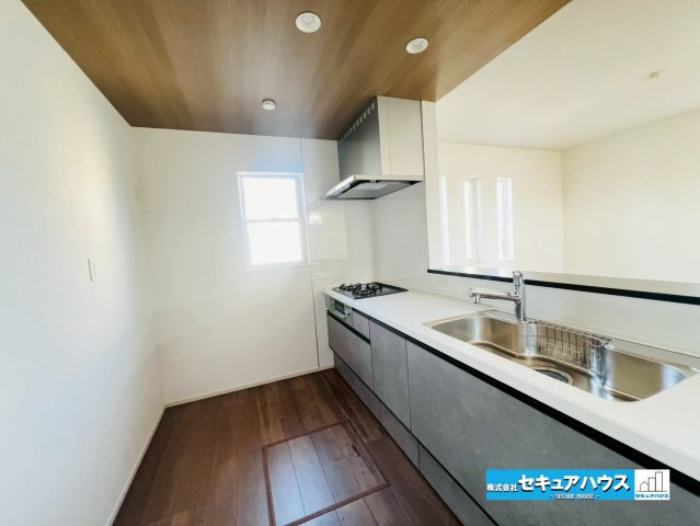 【本日ご案内可能】日進市米野木町　全1棟のキッチン|【キッチン】
◆折下天井でお洒落なキッチンスペースです♪
◆キッチンの窓は熱気や匂いを逃がす役割があります。
◆床下収納には飲み物や調味料のストックなどをしまうことができます。　　　　　　　　　　　　