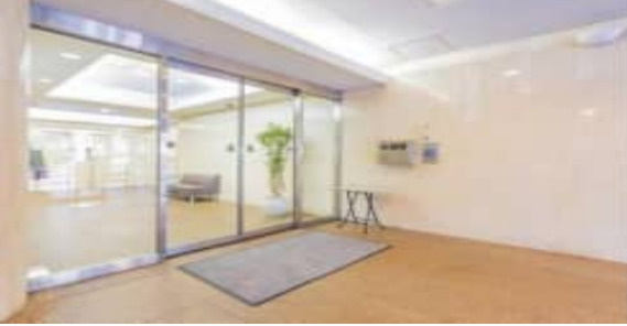 ファミール本郷のエントランス