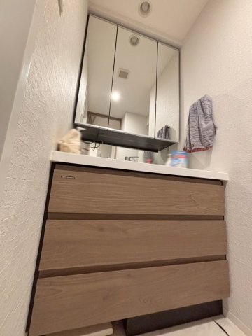 クレイシア秋葉原ラグゼスウィートの独立洗面台|洗面台三面鏡で身支度に便利です！