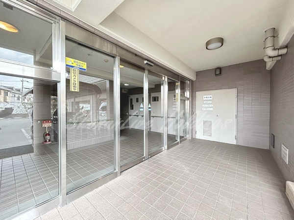 横浜市泉区中田西１丁目の賃貸マンションのエントランス