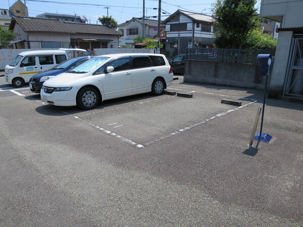 エクレールの駐車場