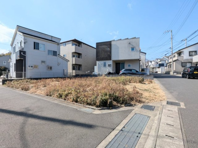 【外観】 | 整形地×角地の開放感。平坦地・約42坪のゆとりある敷地