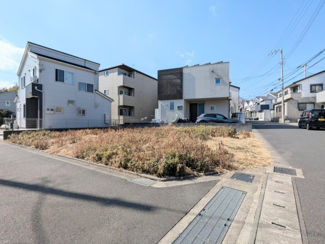 【外観】 | 整形地×角地の開放感。平坦地・約42坪のゆとりある敷地