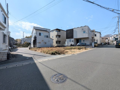 【前面道路含む現地写真】 | 整形地×角地の開放感。平坦地・約42坪のゆとりある敷地