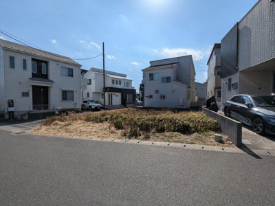 【外観】 | 整形地×角地の開放感。平坦地・約42坪のゆとりある敷地