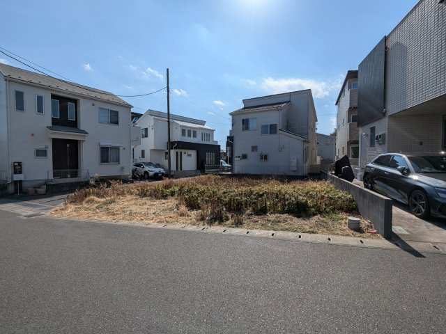 【外観】 | 整形地×角地の開放感。平坦地・約42坪のゆとりある敷地