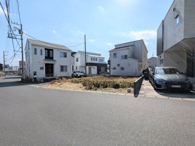 【前面道路含む現地写真】 | 整形地×角地の開放感。平坦地・約42坪のゆとりある敷地