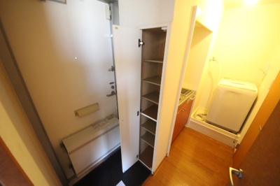 【玄関】 | ワイズアパートメント | 収納もある玄関です