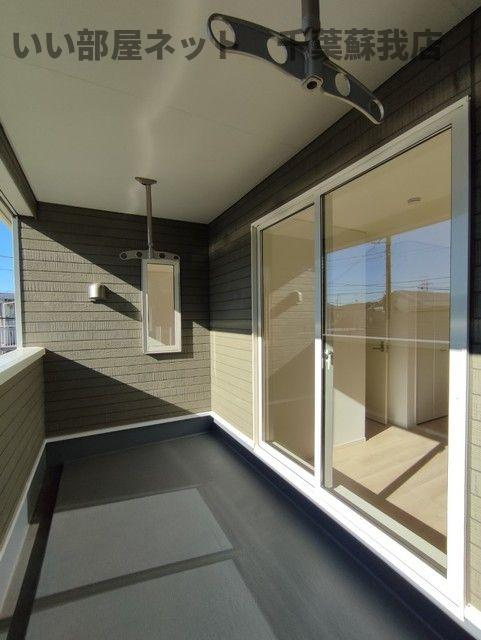 クレイドルガーデン市原市東国分寺台第２　１号棟のバルコニー|外からの目が気にならないバルコニーで洗濯物が干せます