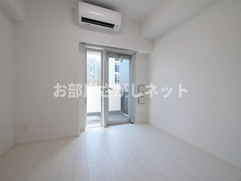 PREMIUM CUBE 上野【おとり物件なし】#学生・社会人にオススメ！初期費用分割払いOK！の居間・リビング