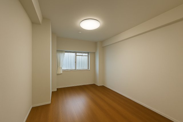 サングリーン西川口の洋室|光と風を感じる開放的な洋室で、上質な日常がはじまります。※AIによる画像加工を行っています。