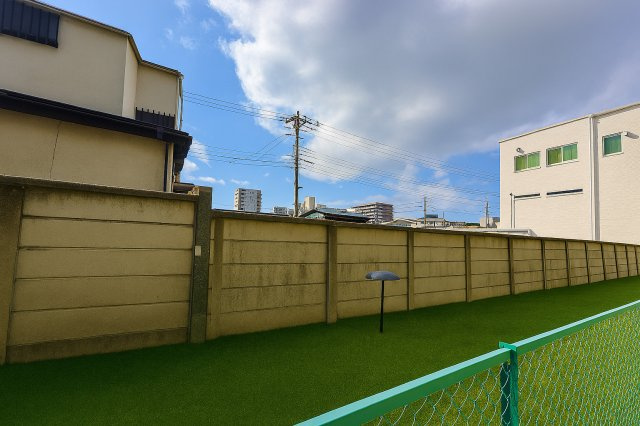 サングリーン西川口の展望|窓越しに広がる風景が、毎日の暮らしにやすらぎと彩りを優しく添えてくれます。※AIによる画像加工を行っています。