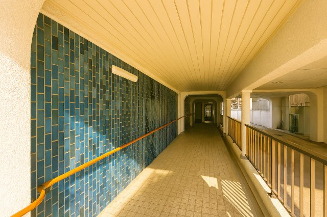 サングリーン西川口|訪れる人をあたたかく迎え入れ、心地よい高揚感と安らぎを与えるエントランスです。“ただいま”が特別なひとときへと変わります。日常の中に彩りを添え、家族の帰宅をやさしく包み込む、心安らぐ空間を演出します。