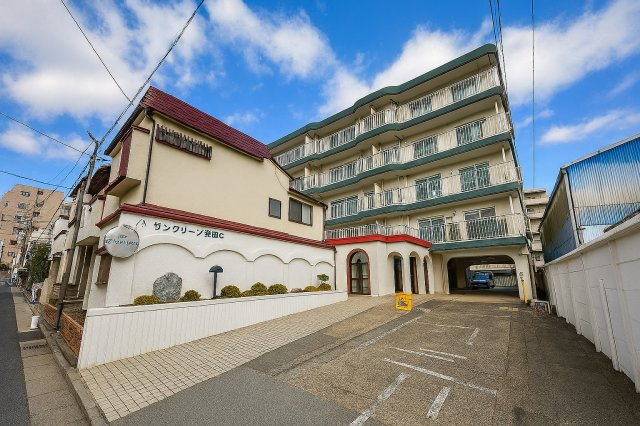 サングリーン西川口の外観|控えめながらも洗練されたフォルムが、街並みに自然と溶け込みます。ほどよい高さと落ち着きのある佇まいが、住まう人に安心感と静かな誇りをもたらします。