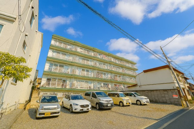 サングリーン西川口の外観|空と街の景色が広がる窓辺は、暮らしの舞台を美しく彩ります。窓を開けるたびに心がほどけ、穏やかな風と光に包まれる、ゆったりとした時間が流れています。日々の喧騒から離れ、自然と調和する心地よい住まいです。