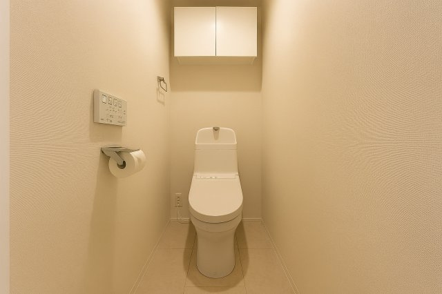 サングリーン西川口のトイレ|最新設備を備えたトイレは、清潔感のある美しい内装とすっきりとしたデザインが、暮らしに心地よさをプラス。清潔・快適・美しさが調和した、上質なトイレ空間です。※AIによる画像加工を行っています。