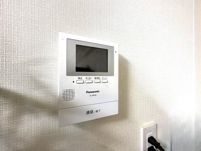 サングリーン西川口の防犯設備|リビングから来訪者の姿をしっかり確認できるモニター付きインターホンは、防犯性はもちろん、急な来客にも安心して対応できる心強い設備。ご家族の安全と安心な暮らしをそっと支えてくれます。