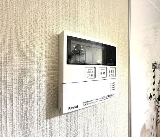 サングリーン西川口の発電・温水設備|ワンタッチ操作でお湯張りや追い焚きができるオートバスは、忙しい日々の中でも快適なバスタイムをサポート。湯温の調整や保温も自動で行えるため、いつでもちょうどいい温かさのお風呂が待っています。