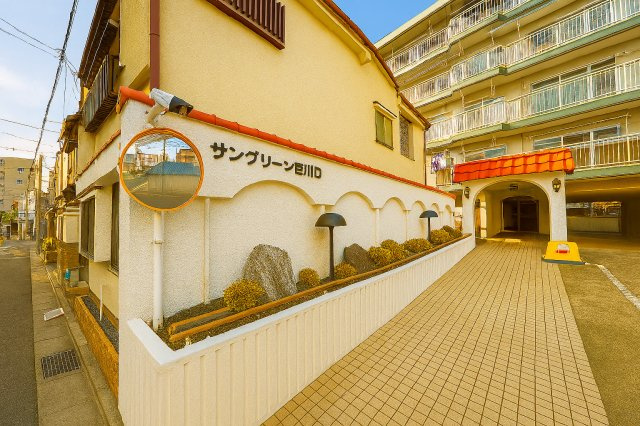 サングリーン西川口の外観|洗練されたフォルムと落ち着いた色調が、街並みにやさしく溶け込む佇まい。帰るたびに、心がふっと和らぐ外観です。