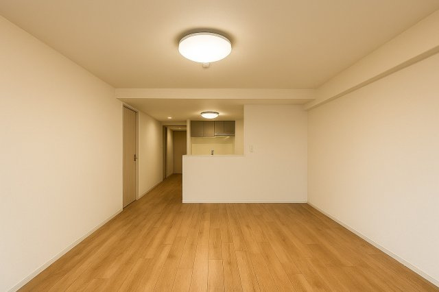 サングリーン西川口の居間・リビング|住まう人の感性に寄り添い、美しさと機能性が調和した寛ぎの空間です。日々の疲れを癒し、心からリラックスできる場所として、暮らしに豊かさと安心感をもたらします。※AIによる画像加工を行っています。