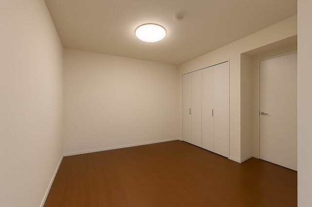 サングリーン西川口の洋室|余白のある空間は、暮らしの変化にしなやかに寄り添うキャンバスのような存在。朝の支度や夜のくつろぎ時間を、自分らしく彩りながら過ごせる場所がここにあります。※AIによる画像加工を行っています。