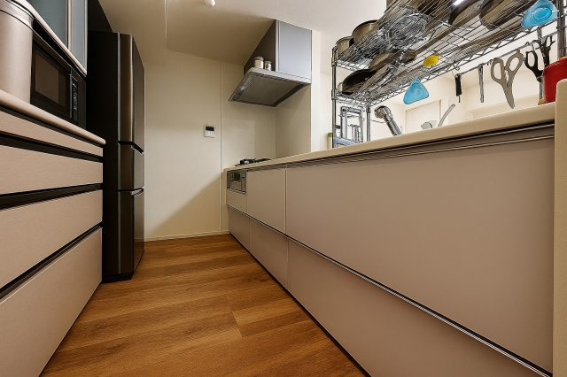 サングリーン西川口のキッチン|清潔感あふれるキッチンは、料理だけでなく片付けもスムーズに進みます。使いやすい収納や動線設計で、毎日の家事を少しラクに、そして楽しくしてくれる大切な場所です。※AIによる画像加工を行っています。